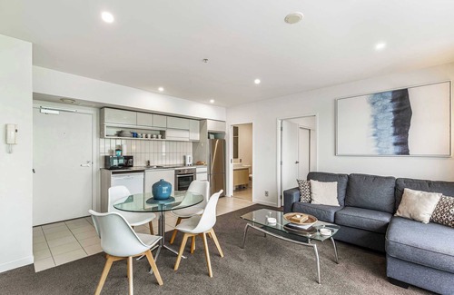 Auckland Central Business District Apartment | Beautiful 2BR - Pool, Gym & Parking Zodiak Stays