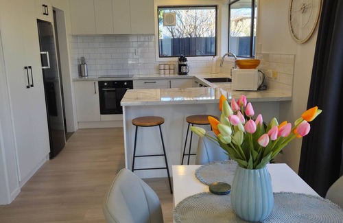 Avonhead House | Beautiful Home w/Parking | Easy Airport Access