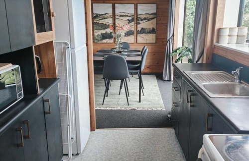 Christchurch House | Beautiful House w/Parking | 5 mins to Airport