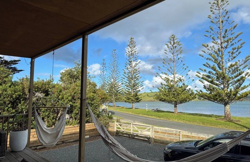 Hihi House | Beautiful, modern 2 bedroom house right on the water in picturesque Hihi.