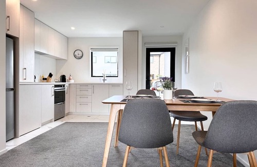 Riccarton House | Beautiful New Townhouse Private Parking by Hagley