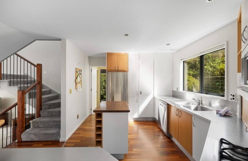 Queenstown City Centre House | Belfast Retreat - Views & Spa Pool