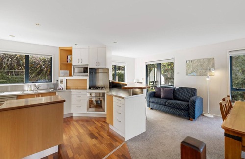 Queenstown City Centre House | Belfast Retreat - Views & Spa Pool