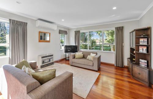 Oakura House | Bell Cottage - Oakura Holiday Home