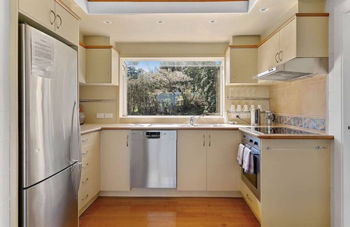 Hilltop House | Bellbird Cottage - private large section, with lake and mountain views. Perfect escape to relax