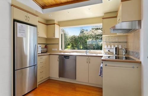 Hilltop House | Bellbird Cottage - private large section, with lake and mountain views. Perfect escape to relax