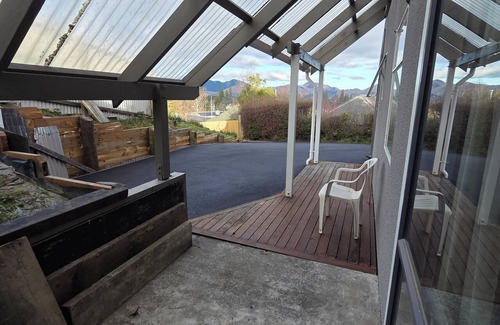 Hanmer Springs Apartment | Bellbird Hideaway - Fireside Studio in Hanmer Village