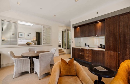 Queenstown City Centre Apartment | Ben Lomond 3 -Top-floor lakeshore apartment