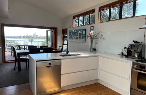 Bayswater House | Bespoke Stays - Bayswater Waterfront Paradise