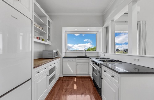 Devonport Apartment | Bespoke Stays - Kerr Street with a View