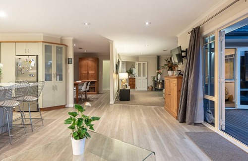 Papamoa Beach House | Better than a resort! Swimming pool, spa, pool-table. Walk to beach,shops,cafes.