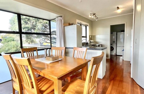 Omanu House | Big Beachside Bach/1 min to Sand & Sea/Sleeps 10