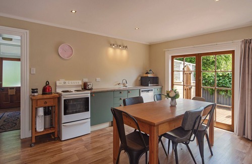 Nelson City Centre House | Birdsong Cottage - Your Central Haven in Nelson
