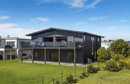 Waiotahi House | Black Bach- Beachfront Paradise Retreat