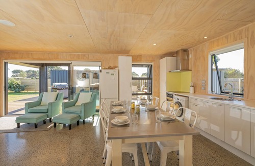 Matarangi House | Black Beauty Retreat - Matarangi Holiday Home