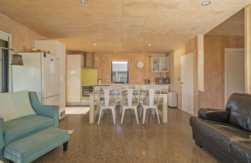 Matarangi House | Black Beauty Retreat - Matarangi Holiday Home