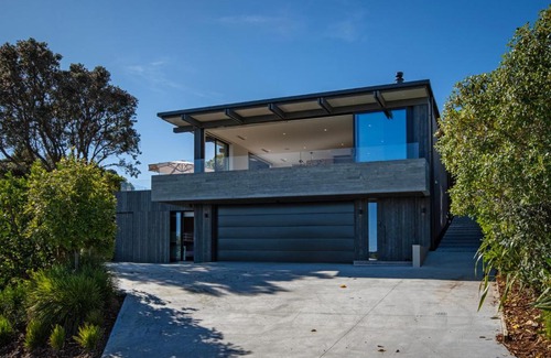Langs Beach House | Black House Red Roof - Langs Beach Holiday Home