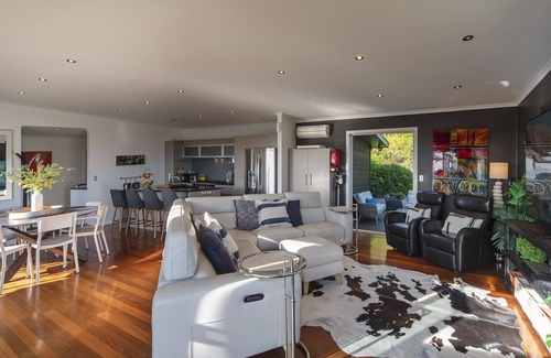 Stoke House | Black Vista