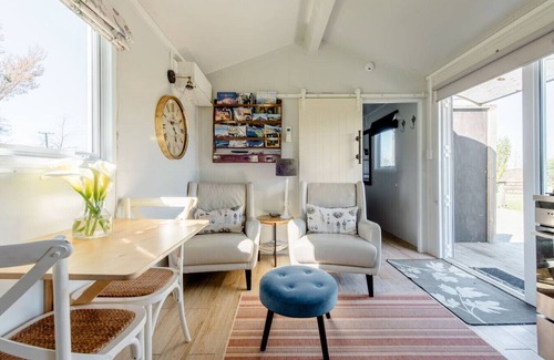 Lincoln Cottage | Blackbird Cottage-Country Comfort, Birdsong & Pigs