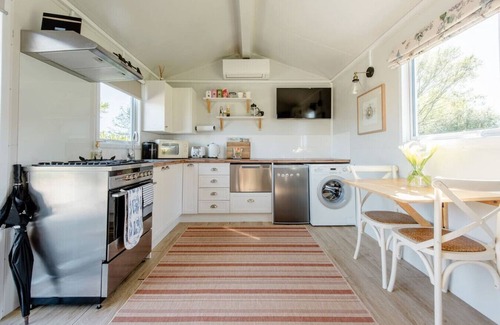 Lincoln Cottage | Blackbird Cottage-Country Comfort, Birdsong & Pigs