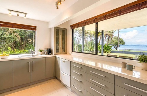 Blackpool House | Blackpool Bayside - Spa - Easy Walk to Oneroa