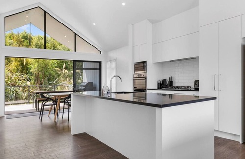 Nukuhau House | Blue Dun Retreat | Relaxing, Modern Getaway Near Lake & Town