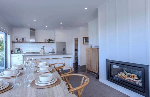 Lake Tarawera House | Boat Shed Bay - Lake Tarawera, Jetty & Spa Pool
