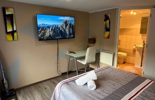 Massey Apartment | Boutique Studio - Private Cozy Oasis