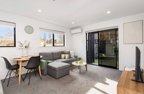 Riccarton Apartment | Brand New Opposite Hagley Park Close CBD Hospital