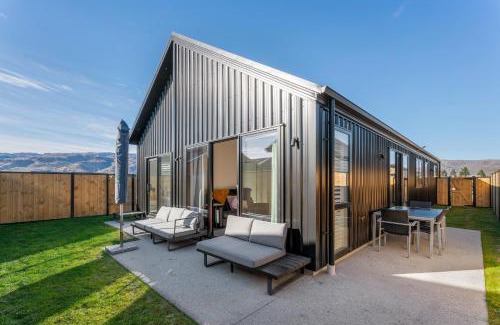 Lowburn House | Break on Bragato - Cromwell Holiday Home