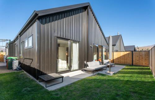 Lowburn House | Break on Bragato - Cromwell Holiday Home