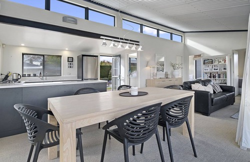 Wanaka Cottage | BREMNER BAY VIEWS - WANAKA UPSTAIRS HOLIDAY UNIT in Wanaka