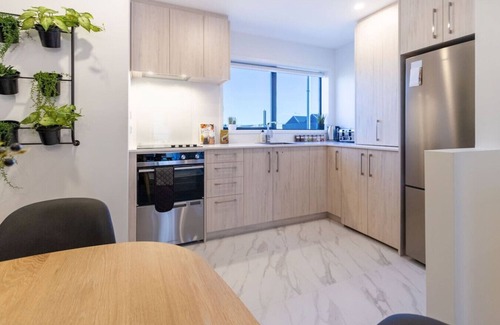 Christchurch City Centre House | Bright Cityside 4BR Sunlit Balcony at Tuam St