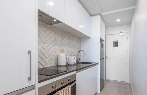 Auckland Central Business District Apartment | Bright Studio with Balcony & City Views on Union St