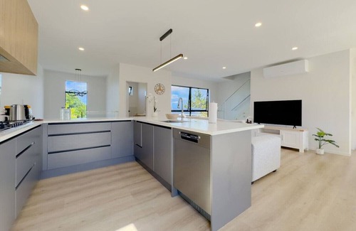 Forrest Hill Villa | Bright & Stylish Townhouse Near City & Albany