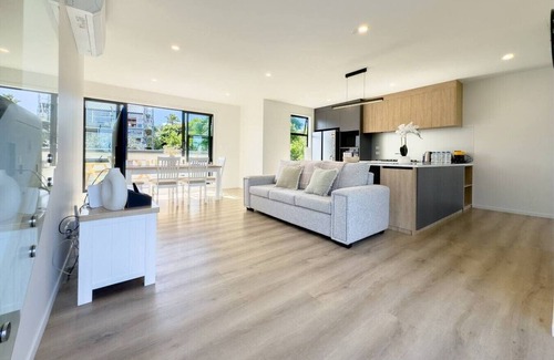 Forrest Hill Villa | Bright & Stylish Townhouse Near City & Albany