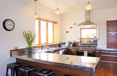 New Plymouth House | Buller Bungalow: Coastal Charm Retreat