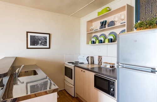 Cable Bay Apartment | Cable Bay Stays – Golden Sand and Driftwood Beachfront Accommodation