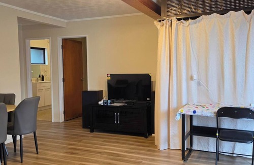 Mount Roskill Apartment | Calm and Private Lower Level Home in Mount Roskill