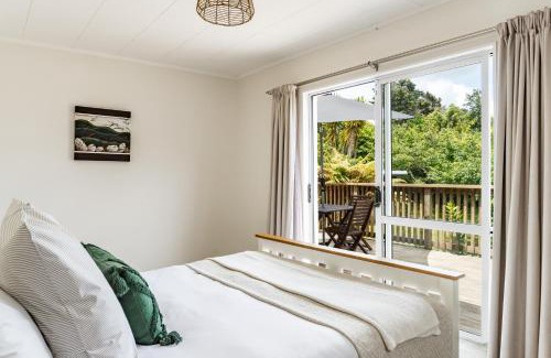 Raglan House | Calypso Cottage, Bright bach, Water view