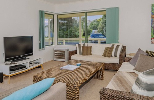 Cooks Beach House | Captain's Cabin - Cooks Beach Holiday Home