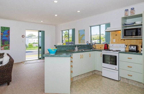 Cooks Beach House | Captain's Cabin - Cooks Beach Holiday Home