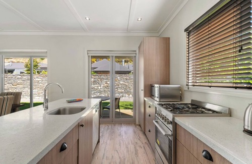 Cardrona Cottage | Cardrona Haven - Resort spa & swimming pool!