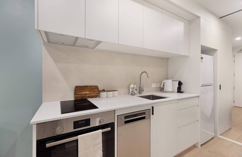 Te Aro Apartment | CBD 1BR - Modern Stay with Pool & Gym in Wellington