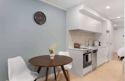 Te Aro Apartment | CBD 1BR - Modern Stay with Pool & Gym in Wellington