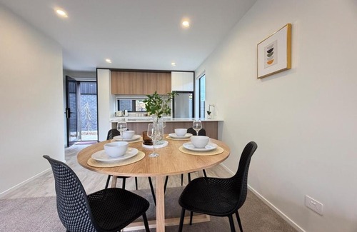 Cashmere Apartment | CBD 2 Bed, 2 Bath Townhouse and Parking