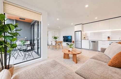 Christchurch City Centre Apartment | CBD City Base | 2BR | Balcony + Full Kitchen