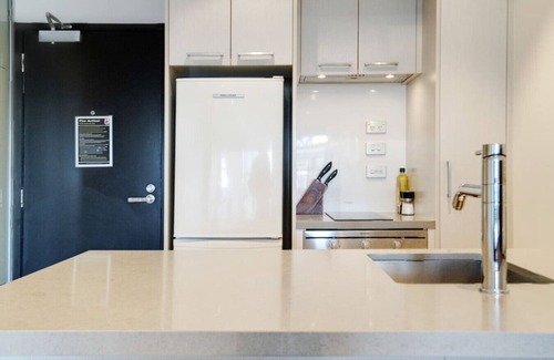 Auckland Central Business District Apartment | CBD Modern Apartment with City views, Pool & Gym