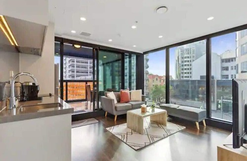 Auckland Central Business District Apartment | Central 2 BR apt - large balcony by Zodiak Stays