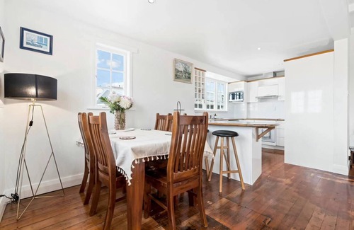 Mount Albert House | Central 4BR Family Home w/Parking | Sleeps 7 | Near Auckland CBD